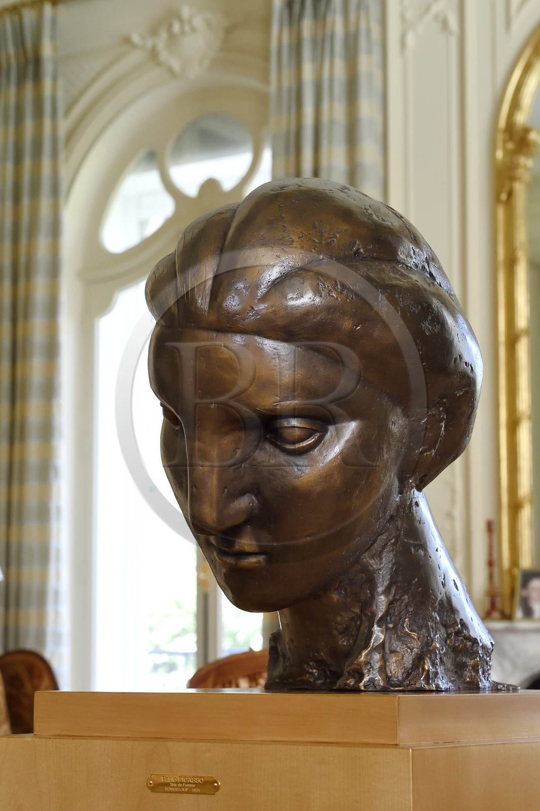 France, Alpes-Maritimes (06), Cannes, la villa La Californie où vécu Pablo Picasso, aujourd'hui renommé le Pavillon de Flore par Marina Picasso, sculpture de Pablo Picasso (Tête de femme - Boisgeloup 1931)  dans le salon