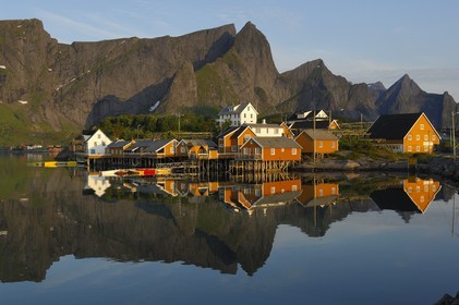 Norvège, Nordland, Iles Lofoten, Ile de Moskenes, le village de pêcheurs de Reine au soleil de minuit