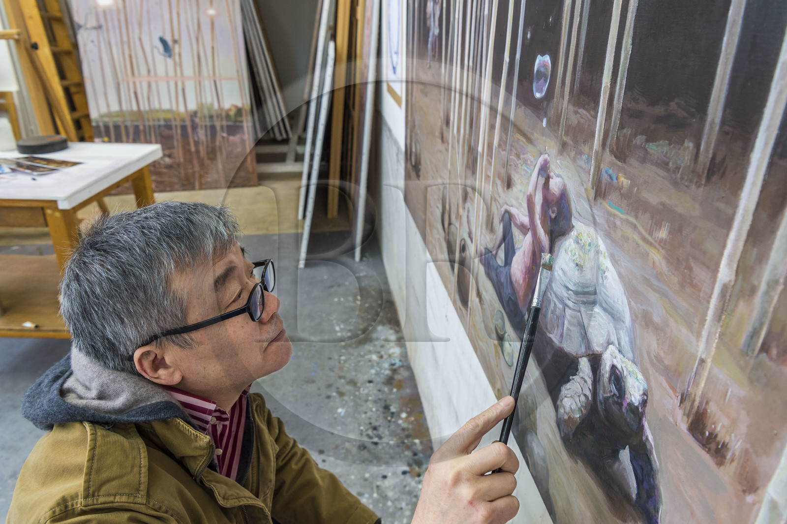 France, Seine-Saint-Denis (93), Les Lilas, l'artiste peintre Xiao Fan Ru dans son atelier