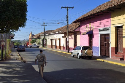 Nicaragua, Leon, avenida 2 Poniente dans le centre historique, maisons colorées à l'architecture coloniale
