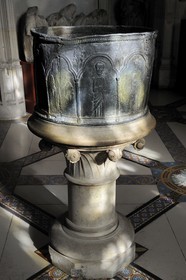 France, Seine-Maritime (76), Pays de Caux, Côte d'Albâtre, Fécamp, Palais Bénédictine, collection d'art sacré, cuve baptismale en plomb du XIIIème siècle
