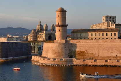 France, Bouches-du-Rhône (13), Marseille, MuCEM (Musée des civilisations de l'Europe et de la Méditerranée) par les architectes Rudy Ricciotti et R. Carta, le Fort Saint Jean et la cathédrale La Major