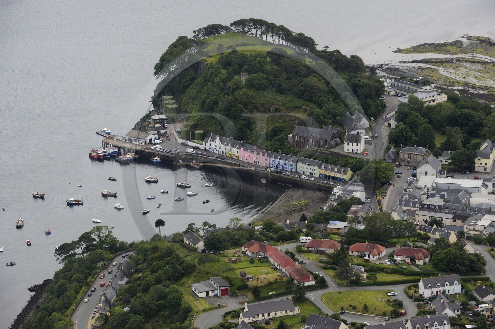 Royaume-Uni, Ecosse, Highland, Hébrides intérieures, Ile de Skye, port de Portree (vue aérienne)