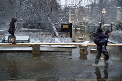 France, Val-de-Marne (94), les bords de Marne, Bry-sur-Marne, les bords de Marne inondés, un policier municipal vient en aide aux sinistrés