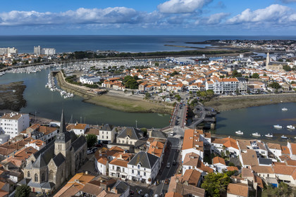 France, Vendée (85), Saint-Gilles-Croix-de-Vie, l'embouchure de fleuve de la Vie, Saint-Gilles-sur-Vie au premier plan et Croix-de-Vie en arrière plan(vue aérienne)
