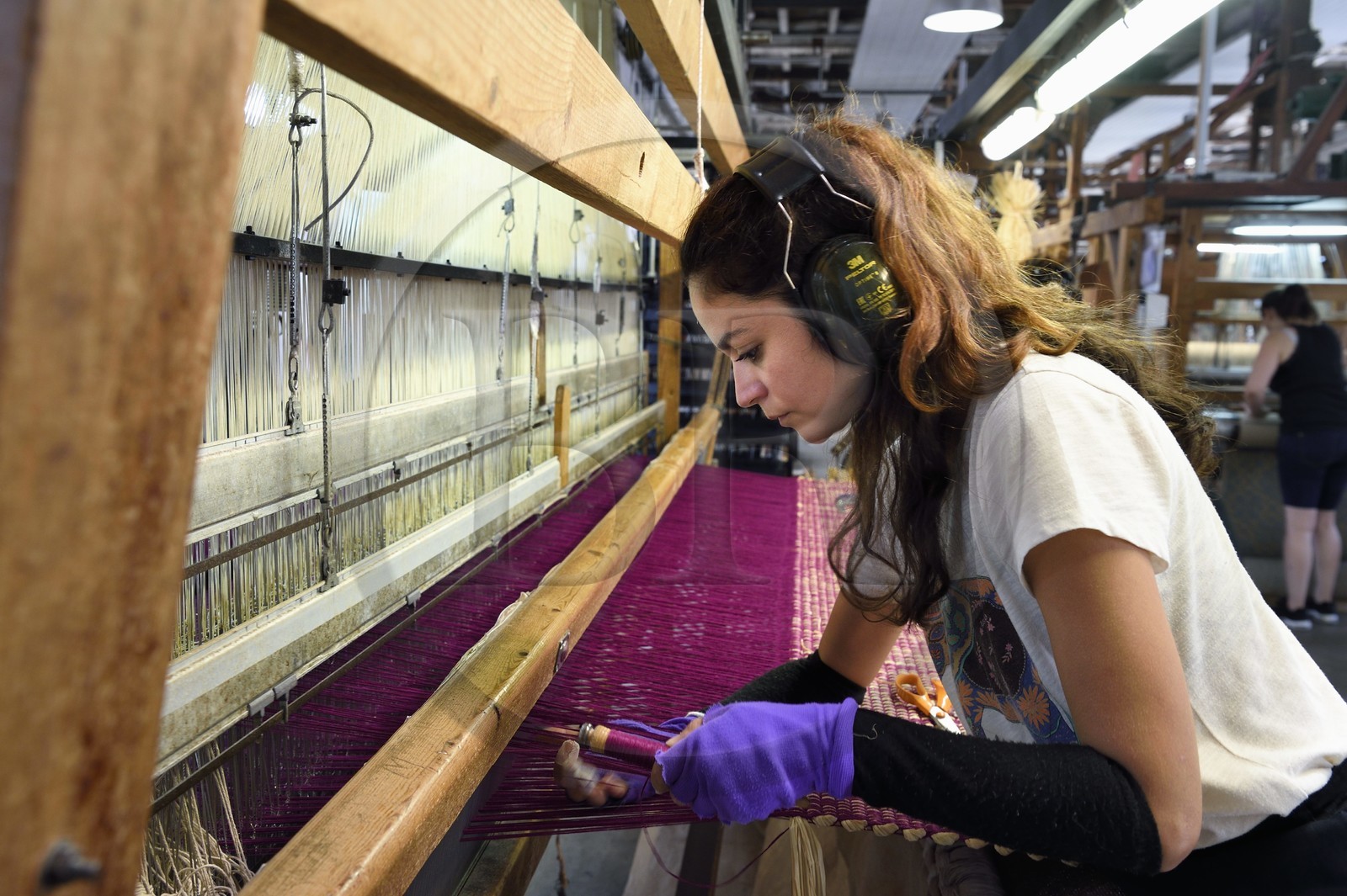 France, Var (83), Presqu'Ile de Saint-Tropez, Cogolin, la Manufacture Cogolin fabrique des tapis depuis 1924, la plupart sont tissés par lés sur des métiers Jacquard à bras du XIXème siècle, tissage du raphia sur un métier à tisser plat