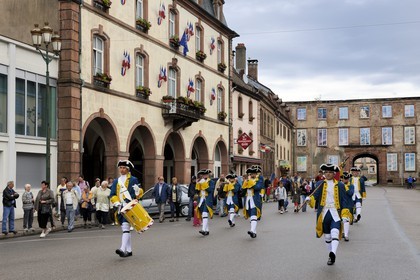France, Vosges (88), Senones, capitale de l’ex-Principauté de Salm-Salm rattachée à la France en 1793, la relève de la Garde dans la rue principale