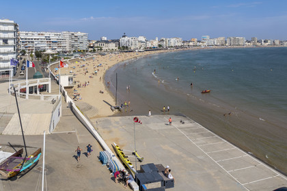 France, Vendée (85), Les-Sables-d'Olonne, la Grande Plage et les immeubles du front de mer (vue aérienne)