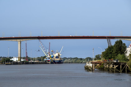 France, Loire-Atlantique (44), Nantes, le Pont de Cheviré franchissant la Loire et les quais du port de commerce de Nantes à Cheviré