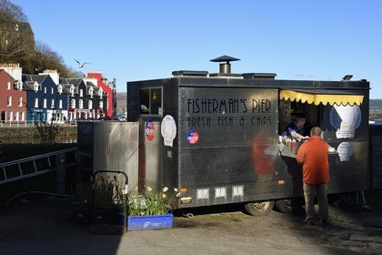 Royaume-Uni, Ecosse, Highland, Hébrides intérieures, Ile de Mull, la ville principale Tobermory, Fish and chips sur le port