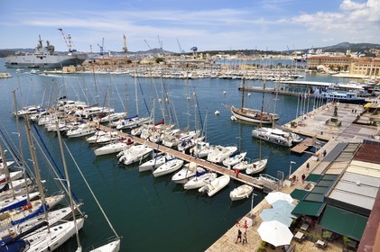 France, Var (83), Toulon, embarcadère de bateau-bus de la Station maritime quai Cronstadt sur le port civil, le Mistral (L9013) porte-hélicoptères amphibie de la Marine nationale française en arrière plan