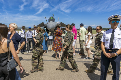 France, Bouches-du-Rhône (13), Salon-de-Provence, base aerienne 701, base de la Patrouille de France (PAF pour Patrouille acrobatique de France) de l'Armée de l'air et de l'espace française, démonstrations aériennes en présence des familles des élèves officiers pour la cérémonie d’échange des Gardes, un avion rafale présenté sur le tarmac