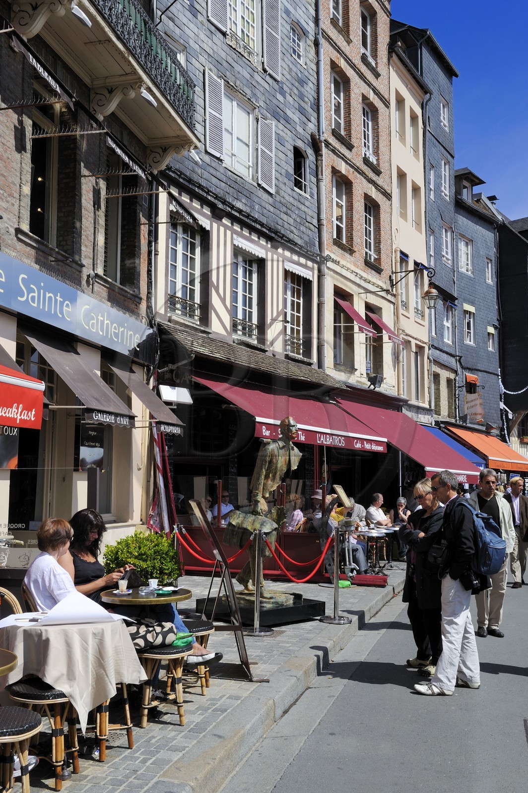 France, Calvados (14), Honfleur, restaurants du quai Sainte-Catherine sur le Vieux-Bassin