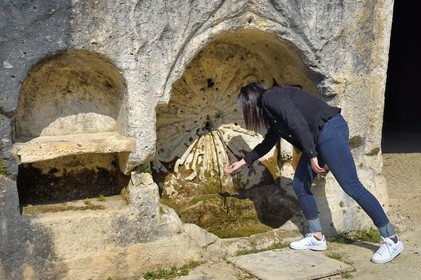 France, Dordogne (24), Brantôme, l'abbaye bénédictine Saint-Pierre de Brantôme, fontaine Saint Sicaire sculptée dans la falaise