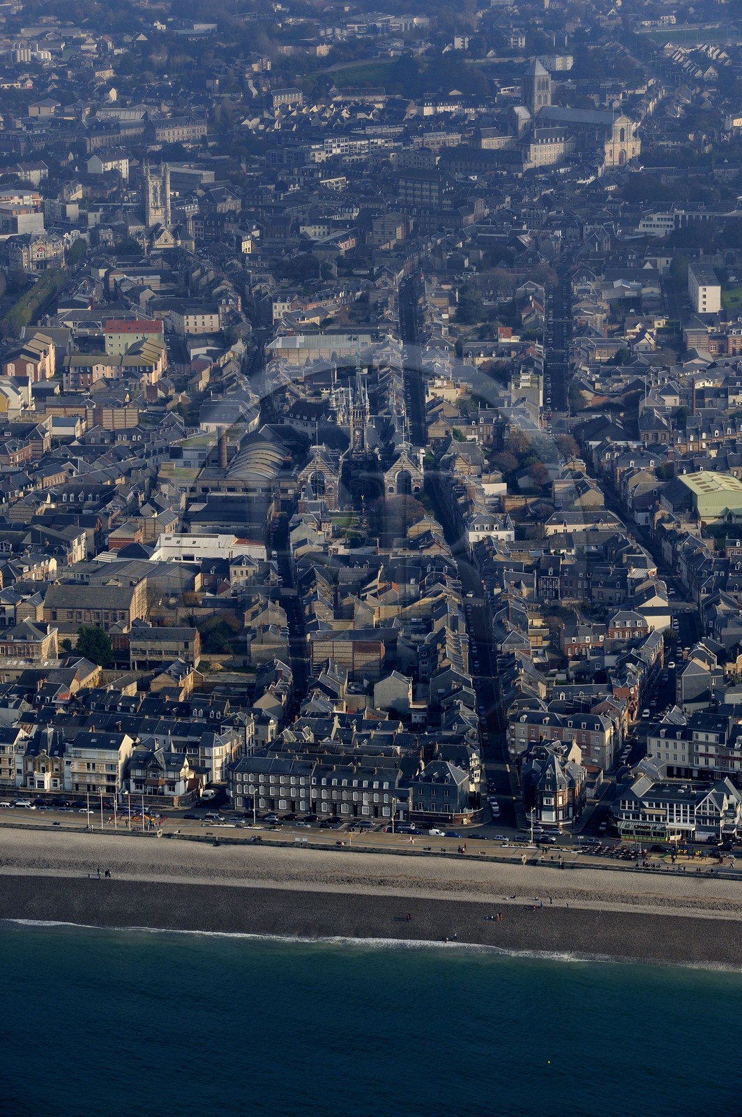 France, Seine-Maritime (76), Fécamp, Palais de la Bénédictine au centre (vue aérienne)