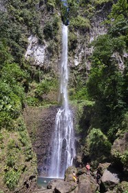 Caraïbes, Ile de la Dominique, Parc national du Morne Trois Pitons classé Patrimoine Mondial de l'UNESCO, randonneur à la cascade de Middleham Falls sur le sentier de randonnée Waitukubuli qui traverse l’ile