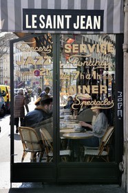 France, Paris (75), Montmartre, terrasse de Café rue des Abbesses