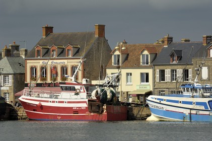 France, Manche (50), Val de Saire, port de Barfleur à marée haute, labellisé Les Plus Beaux Villages de France