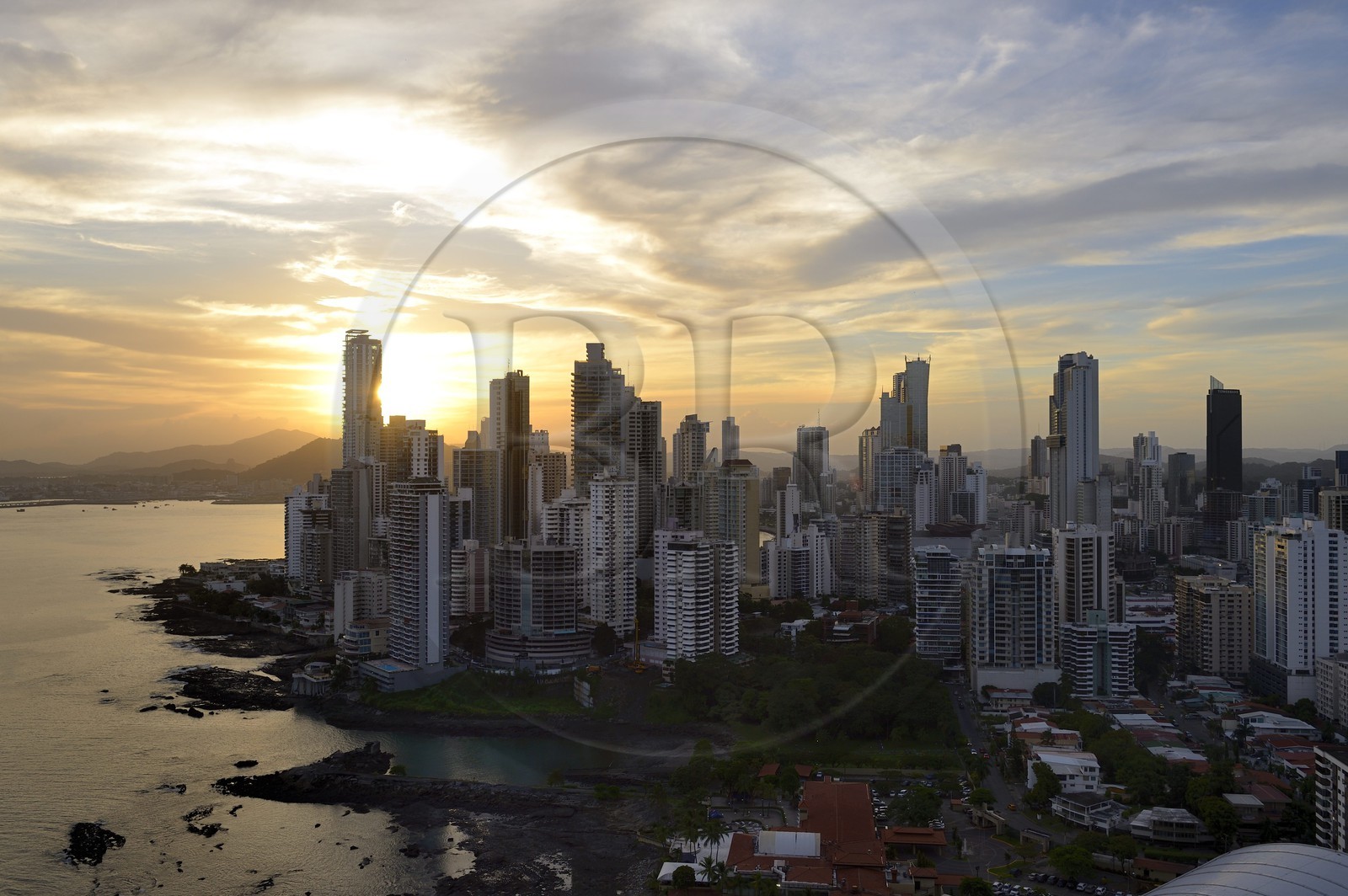 Panama, Panama City, les gratte-ciels du quartier de front de mer de Punta Paitillia au coucher de soleil