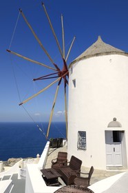 Grèce, Les Cyclades, mer Égée, île de Santorin (Thira ou Théra), moulin à la pointe nord ouest du village de Oia