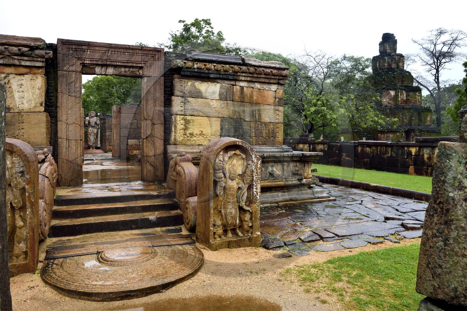 Sri Lanka, province du Centre-Nord, Polonnaruwa, l'ancienne capital du pays (XIe au XIIIe siècle) est classée au Patrimoine Mondial de l'UNESCO, Hatadage (ancien Temple de la Dent) et Satmahal Prasada en arrière plan à droite