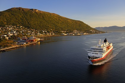 Norvège, Troms, le port de Tromso, l'express cotier Hurtigruten dans le fjord Tromsesundet