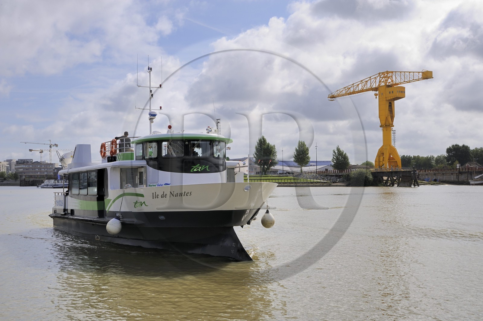 France, Loire-Atlantique (44), Nantes, l'Ile de Nantes, le bateau bus de la Tan et la grue Titan