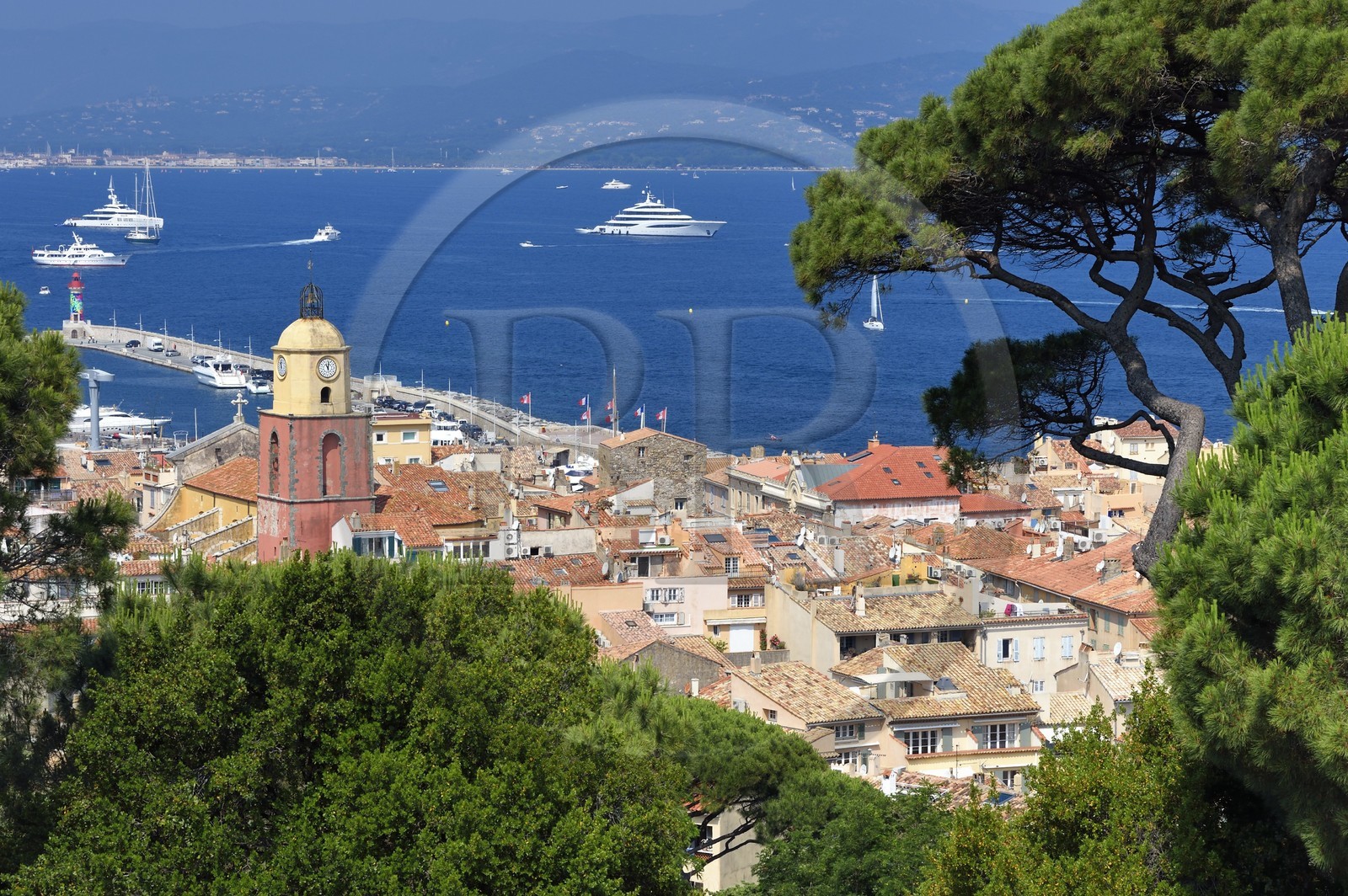 France, Var (83), Saint-Tropez,  église paroissiale Notre-Dame de l'Assomption depuis la citadelle, en arrière-plan Grimaud