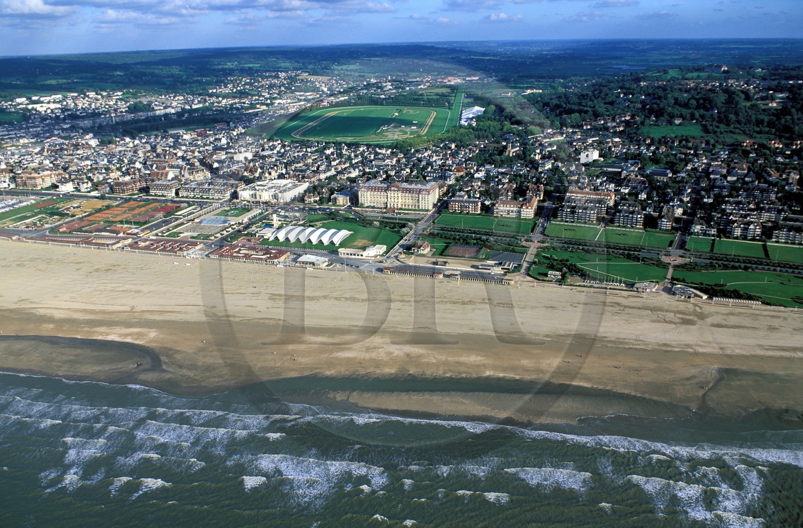 France, Calvados (14), Pays d'Auge, Deauville, la plage (vue aérienne)