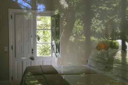 Argentine, province de Buenos Aires, San Antonio de Areco, estancia La Bamba de Areco, une des chambres de l'hôtel et reflet du jardin