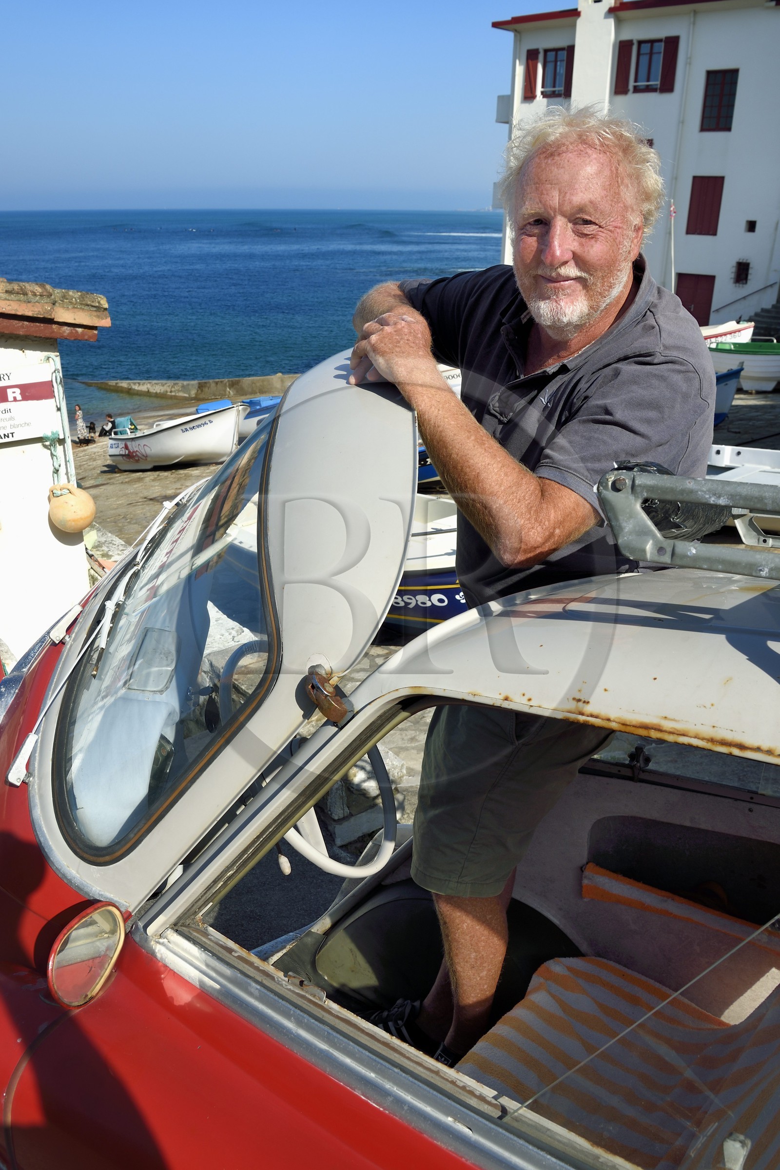 France, Pyrénées-Atlantiques (64), la côte du Pays-Basque, Guéthary, le journaliste, écrivain et réalisateur Alain Gardinier au volant de sa BMW Isetta