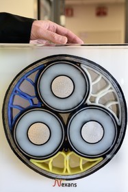 Norvège, comté d'Ostfold, Halden, l'usine de fabrication de cables Nexans, coupe d'un cable triphasé qui relie les éoliennes en mer, avec un diamètre variant entre 250 et 300 mm