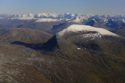 Norvège, Troms, montagnes à l'Est de Tromso, le mont Tromsdalstind (1238 m) (vue aérienne)