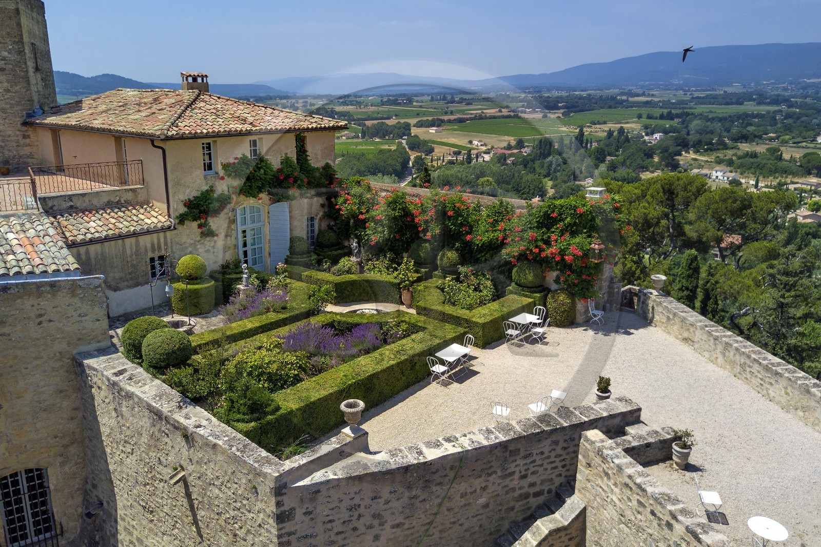 France, Vaucluse (84), Parc Naturel Regional du Luberon, Ansouis, labellisé Les Plus Beaux Villages de France, le chateau d'Ansouis (vue aérienne)