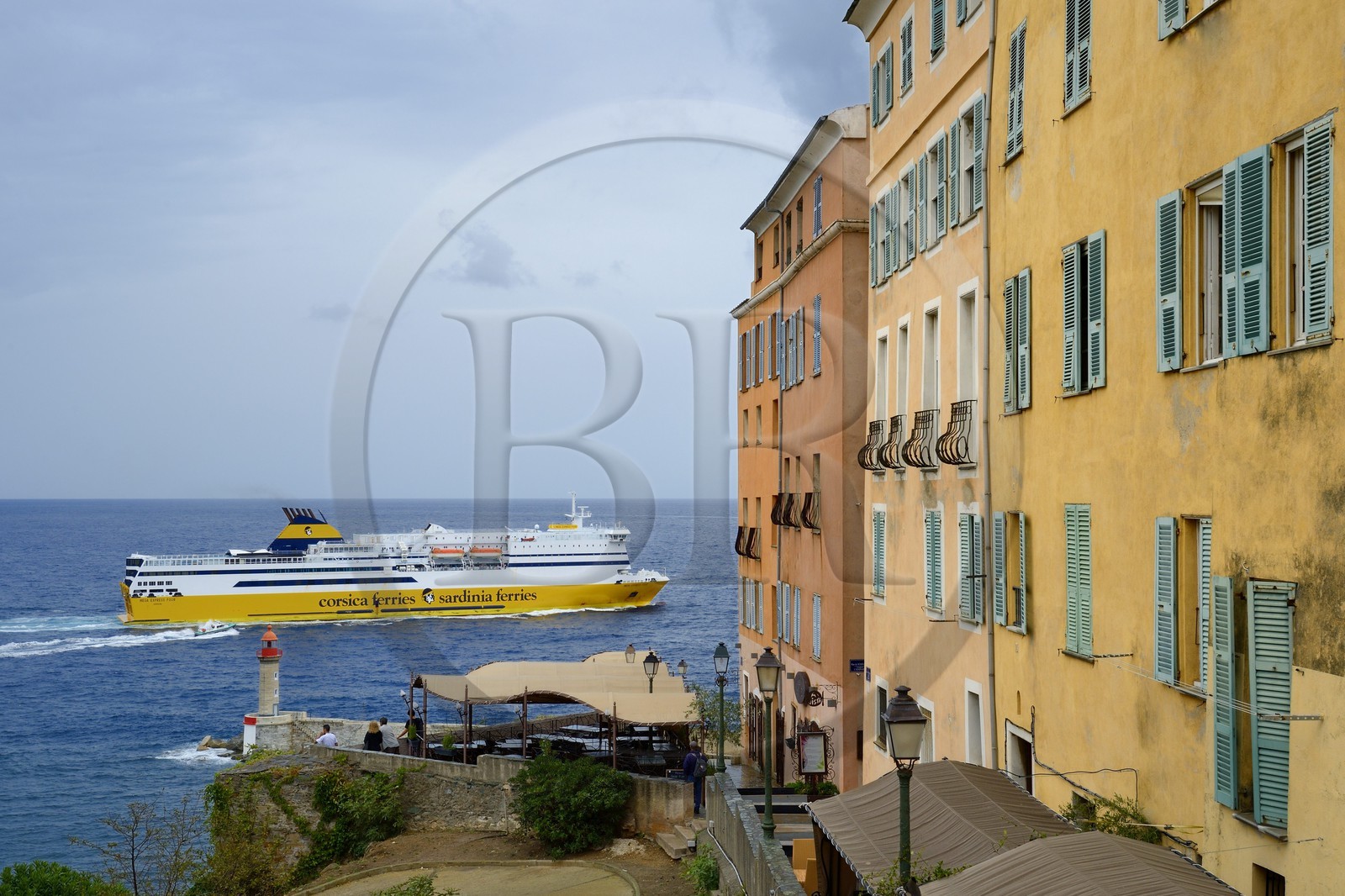 France, Haute-Corse (2B), Bastia, la Citadelle quartier de Terra-Nova, ferry de Corsica Ferries quittant la ville