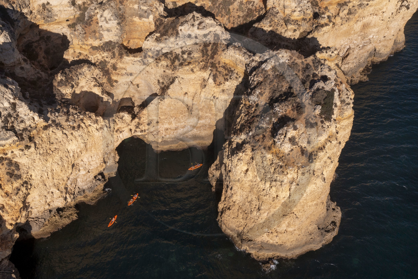 Portugal, Algarve, Lagos, découverte en kayak des grottes dans les falaises escarpées de la Ponta da Piedade (vue aérienne)