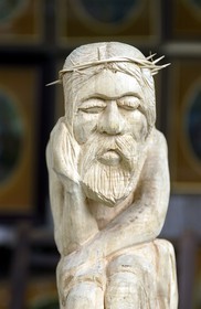 Pologne, Petite Pologne, Carpates, sculpture d'un Christ en bois traditionnelle de la région
