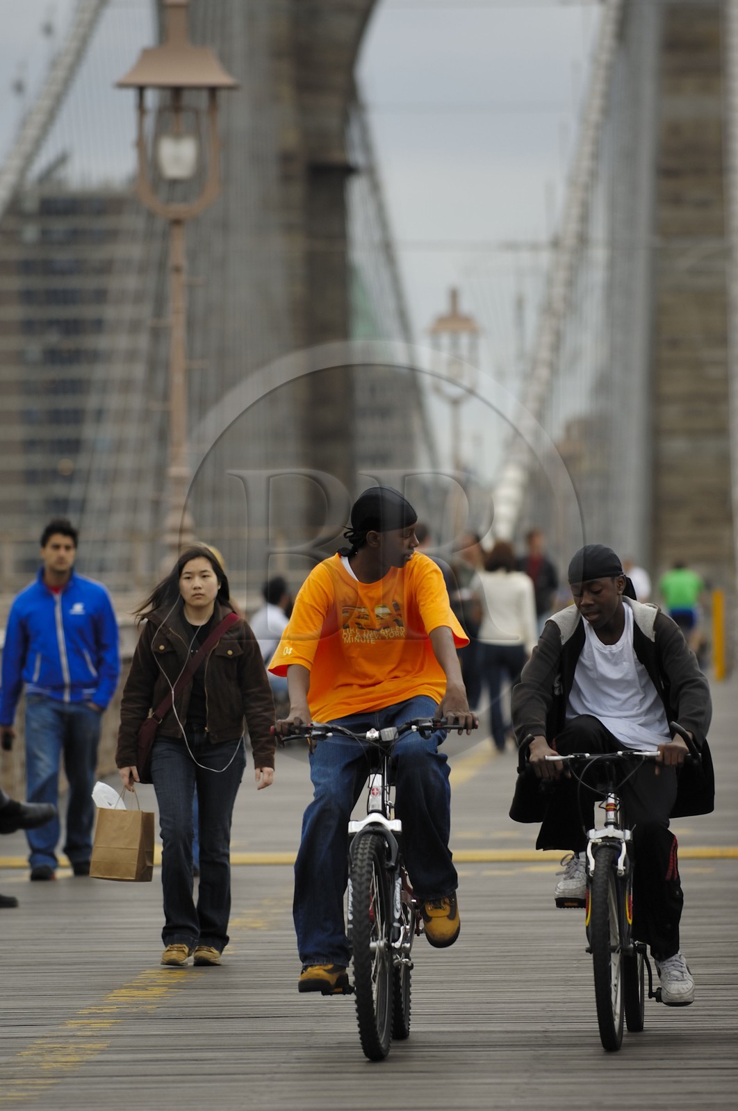 Etats-Unis, New York, Manhattan, cycliste sur le Pont de Brooklyn