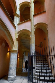 France, Rhône (69), Lyon, site historique classé Patrimoine Mondial de l'UNESCO, Vieux Lyon, traboule reliant le 6 rue des Trois Maries au 27 rue Saint Jean