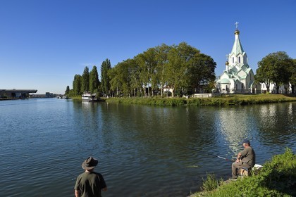 France, Bas-Rhin (67), Strasbourg, Quartier des Quinze, l’église orthodoxe de Tous-les-Saints au bord du canal de la Marne au Rhin