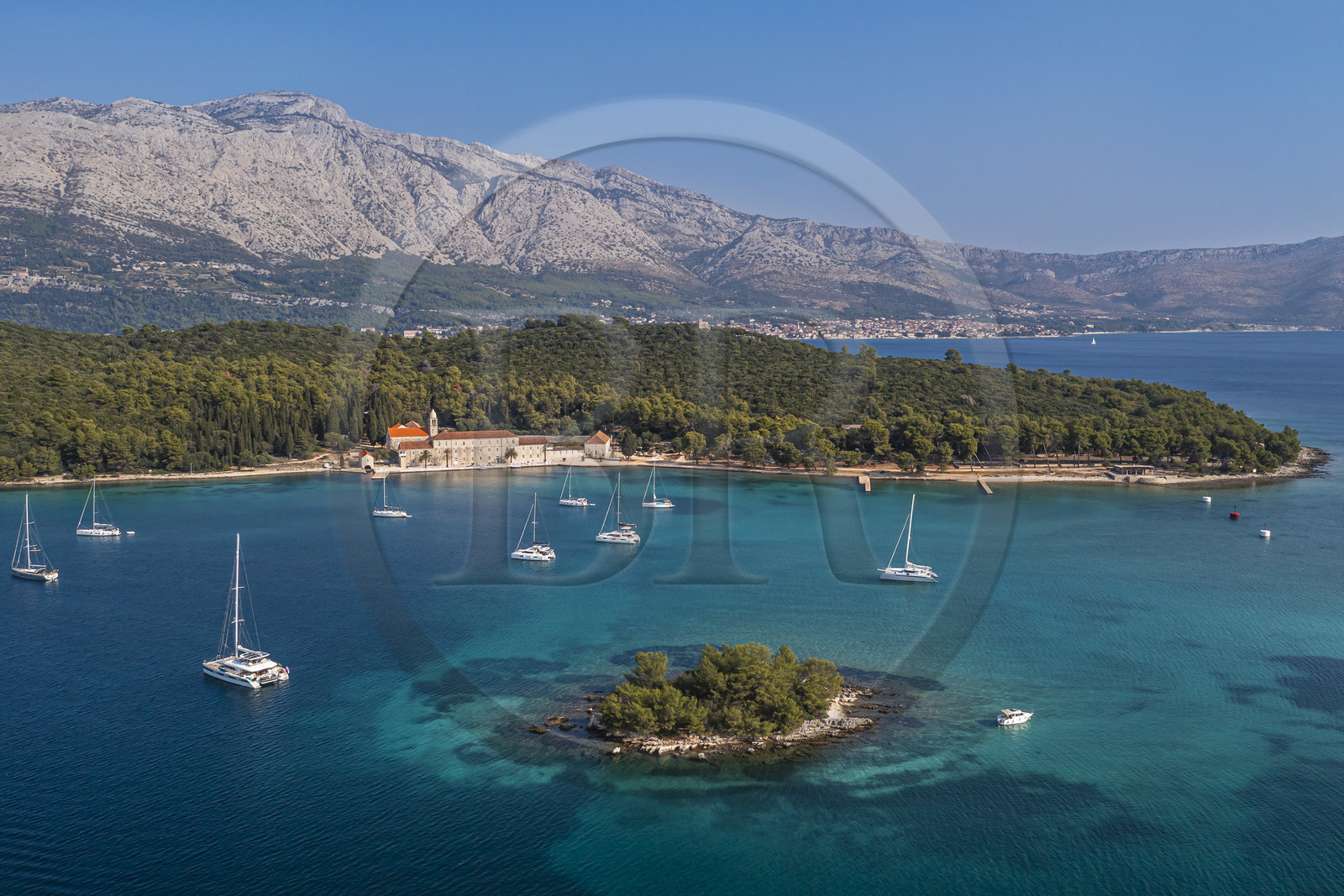 Croatie, Dalmatie, cote dalmate, Ile de Korcula, ancien monastère franciscain sur l'Ile de Badija en face de l'Ile de Korcula dans l'archipel de Skoji (vue aérienne)