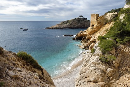 France, Bouches-du-Rhône (13), Ensuès-la-Redonne vers Marseille, la Cote Bleue, randonnée de Niolon au Cap Méjean le long du Sentier des Douaniers, la petite plage et l'ile de la calanque de l'Erevine