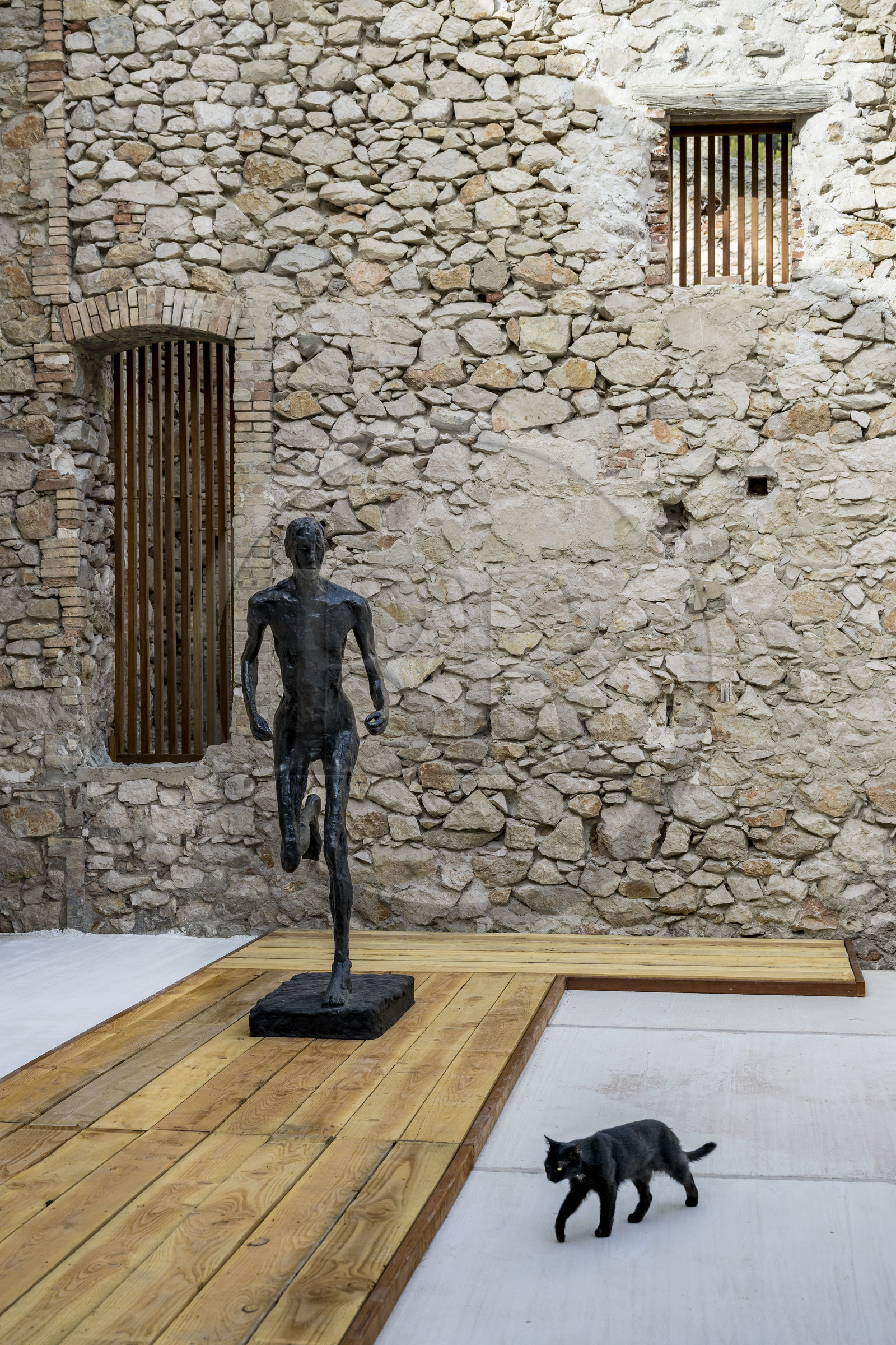 France, Bouches-du-Rhône (13), Marseille, quartier des Goudes, La Friche de l'Escalette dans les ruines d’une ancienne usine de traitement de plomb, sculpture de l'artiste Germaine Richier, le Coureur ... et le chat noir