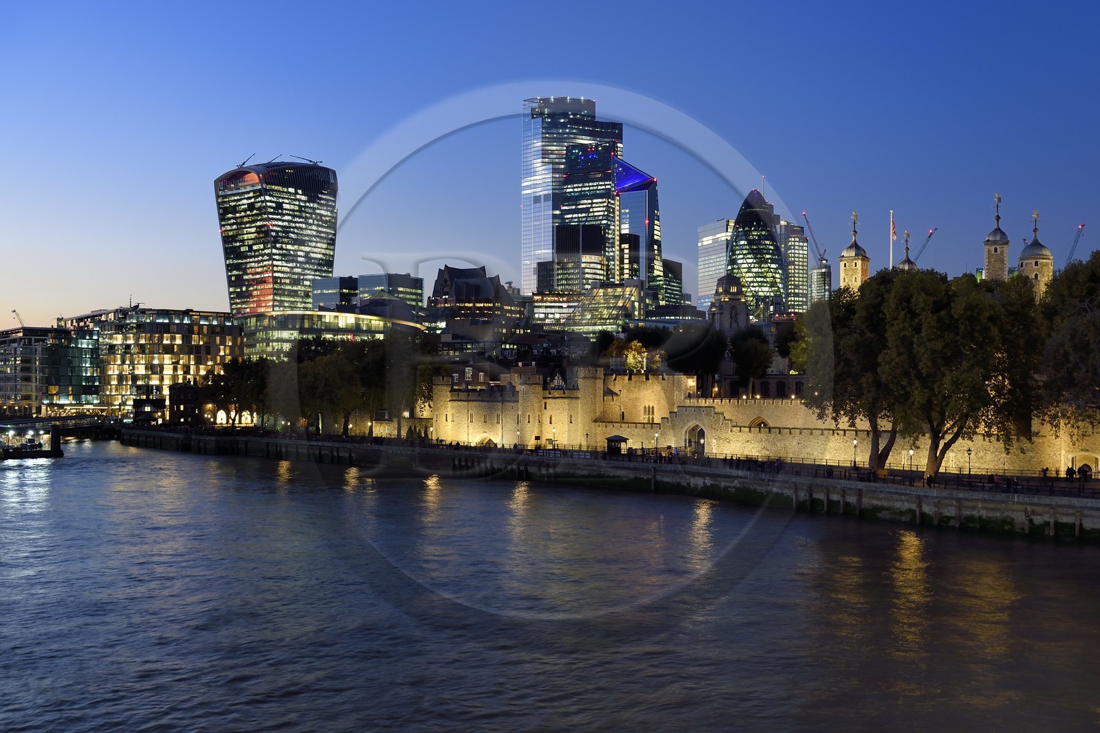 Royaume-Uni, Londres, les rives de la Tamise, la Tour de Londres, la City avec ses gratte-ciel, la tour dénommée le Talkie Walkie conçue par l'architecte Rafael Vinoly, la tour Le 30 St Mary Axe ou Swiss Re Building appelée aussi le cornichon concue par l'architecte Norman Foster