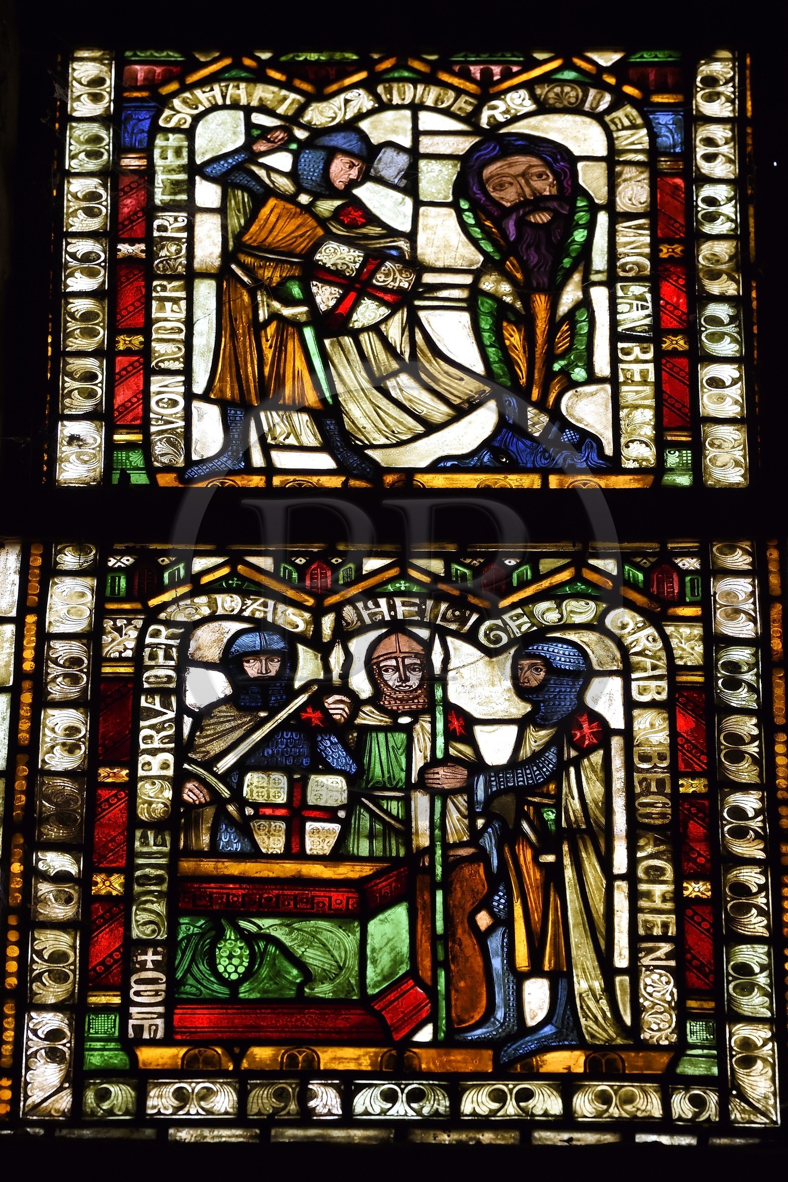 France, Moselle (57), Metz, chapelle des Templiers, unique vestige d’une commanderie templière fondée au XIIe siècle, vitrail neo médiéval représentant des chevaliers templiers