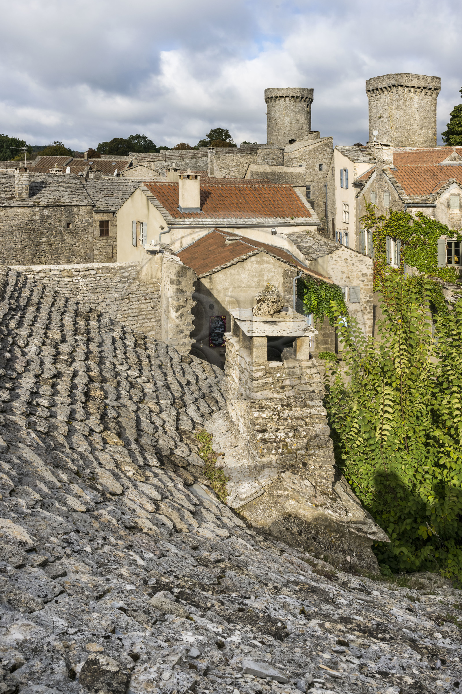 France, Aveyron (12), Causses et les Cévennes, paysage culturel de l'agro-pastoralisme méditerranéen, classés Patrimoine Mondial de l'UNESCO, La Couvertoirade, labellisé Les Plus Beaux Villages de France, village fortifié sur le plateau du Larzac, toit citerne en lauze de calcaire qui permet la récupération de l'eau