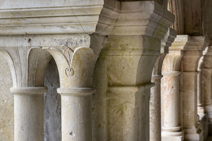 France, Côte-d'Or (21), Marmagne, l'abbaye cistercienne de Fontenay classée au Patrimoine Mondial de l'UNESCO, le cloître, chapiteaux très sobres et épurés des colonnes représentant des motifs végétaux simples