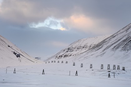Norvège, Svalbard, Spitzberg, vallée de Adventdalen vers Longyearbyen, mines de charbon abandonnées