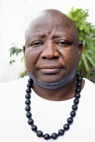 France, Paris (75), Barthelemy Toguo, l'artiste fondateur de Bandjoun Station, dans son atelier parisien