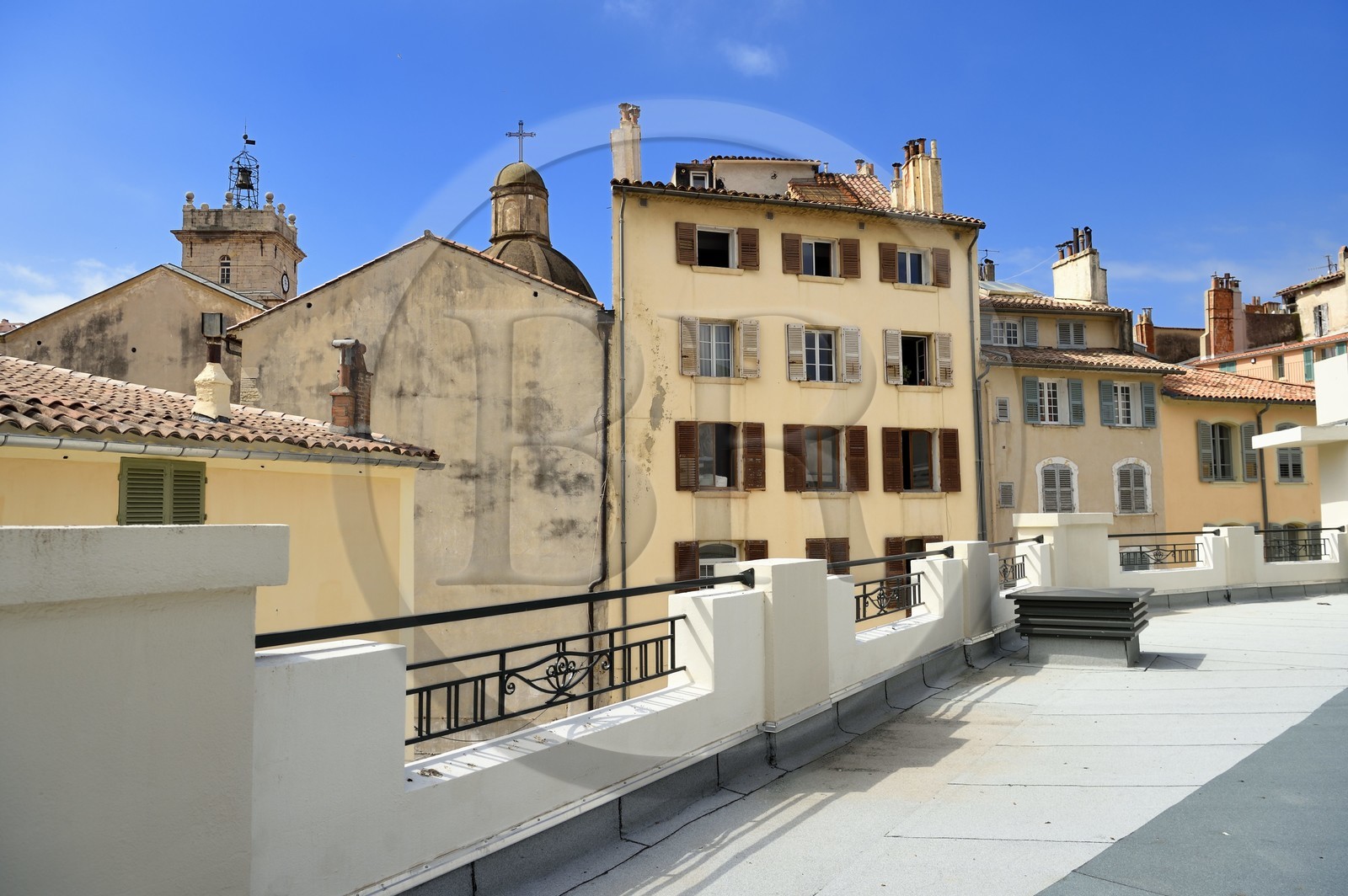 France, Var (83), Toulon, toits des anciennes halles municipales dans le style Art-déco transformées en halles gourmandes, la cathédrale Sainte-Marie-de-la-Seds en arrière plan
